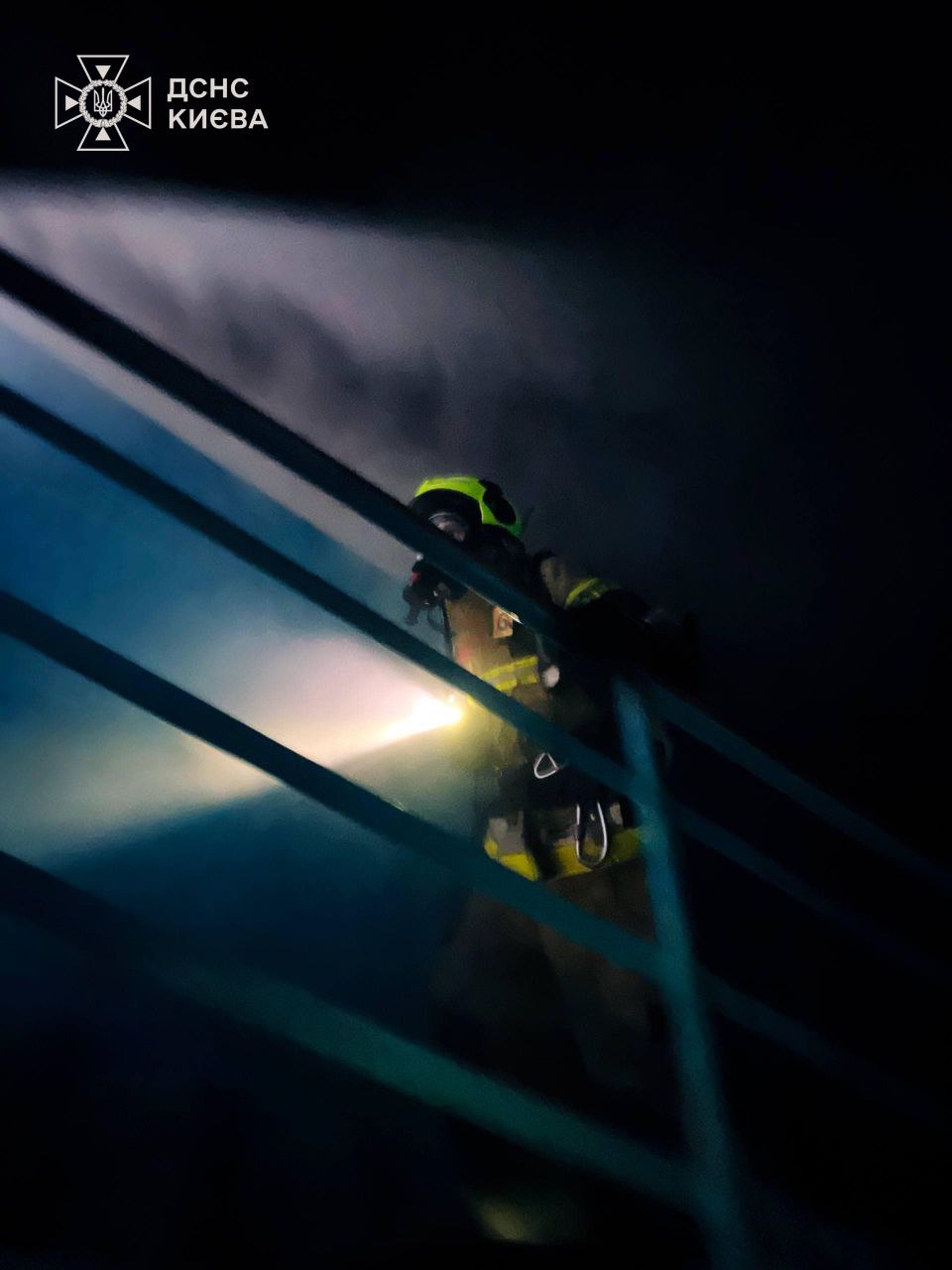 Масштабна пожежа у Києві: двоє людей загинули (фото) фото 3