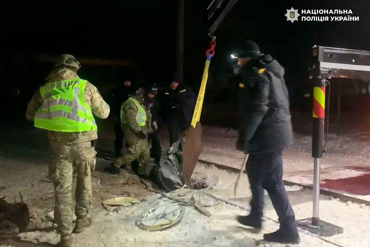 У Києві вибухотехніки знешкодили балістичну ракету, яка впала біля багатоповерхівок  фото 1