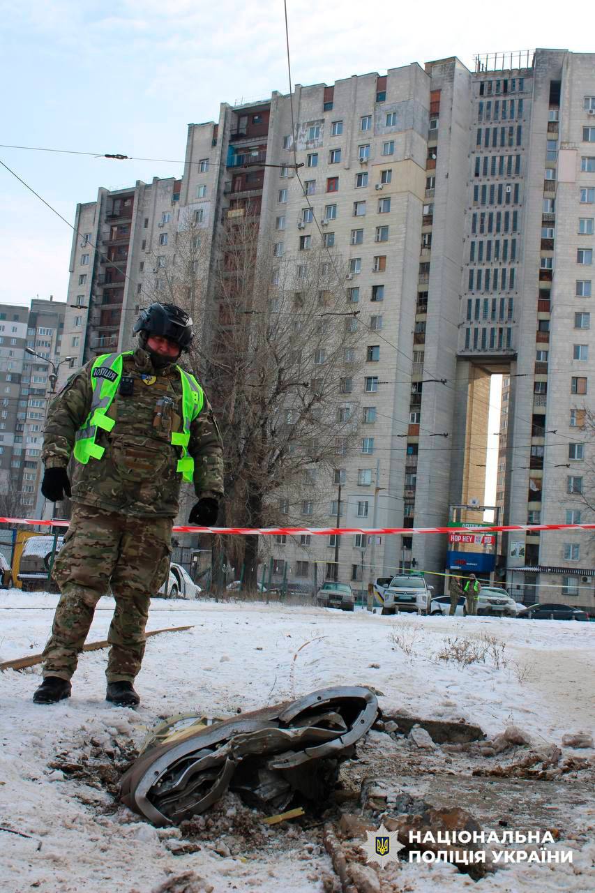 У Києві вибухотехніки знешкодили балістичну ракету, яка впала біля багатоповерхівок  фото 2
