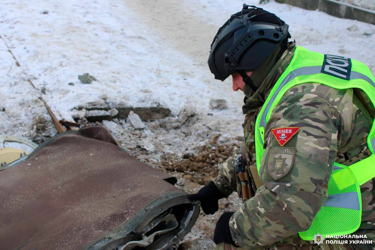У Києві вибухотехніки знешкодили балістичну ракету, яка впала біля багатоповерхівок  фото 3