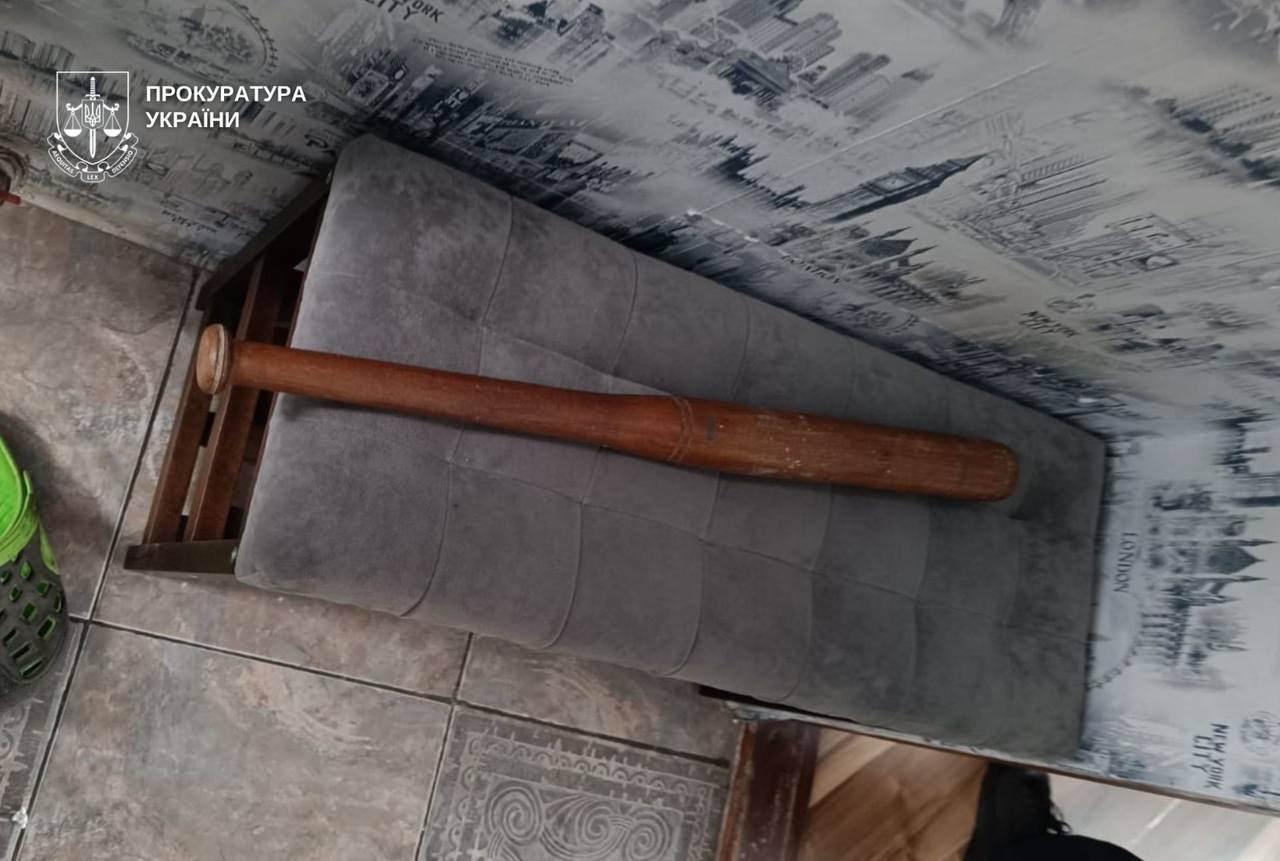 За «непослух» – голили наголо і садили на ланцюг. У Дніпрі батьки-вихователі катували шістьох дітей фото 1