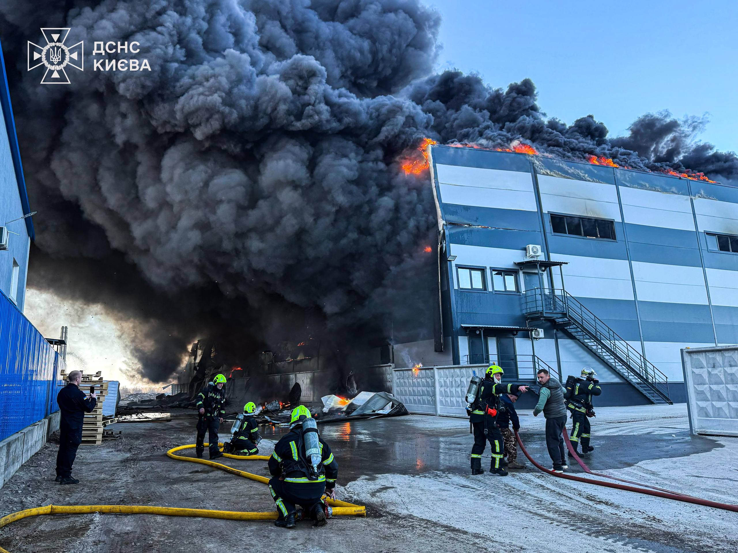 У Києві спалахнула масштабна пожежа (фото, відео) фото 2