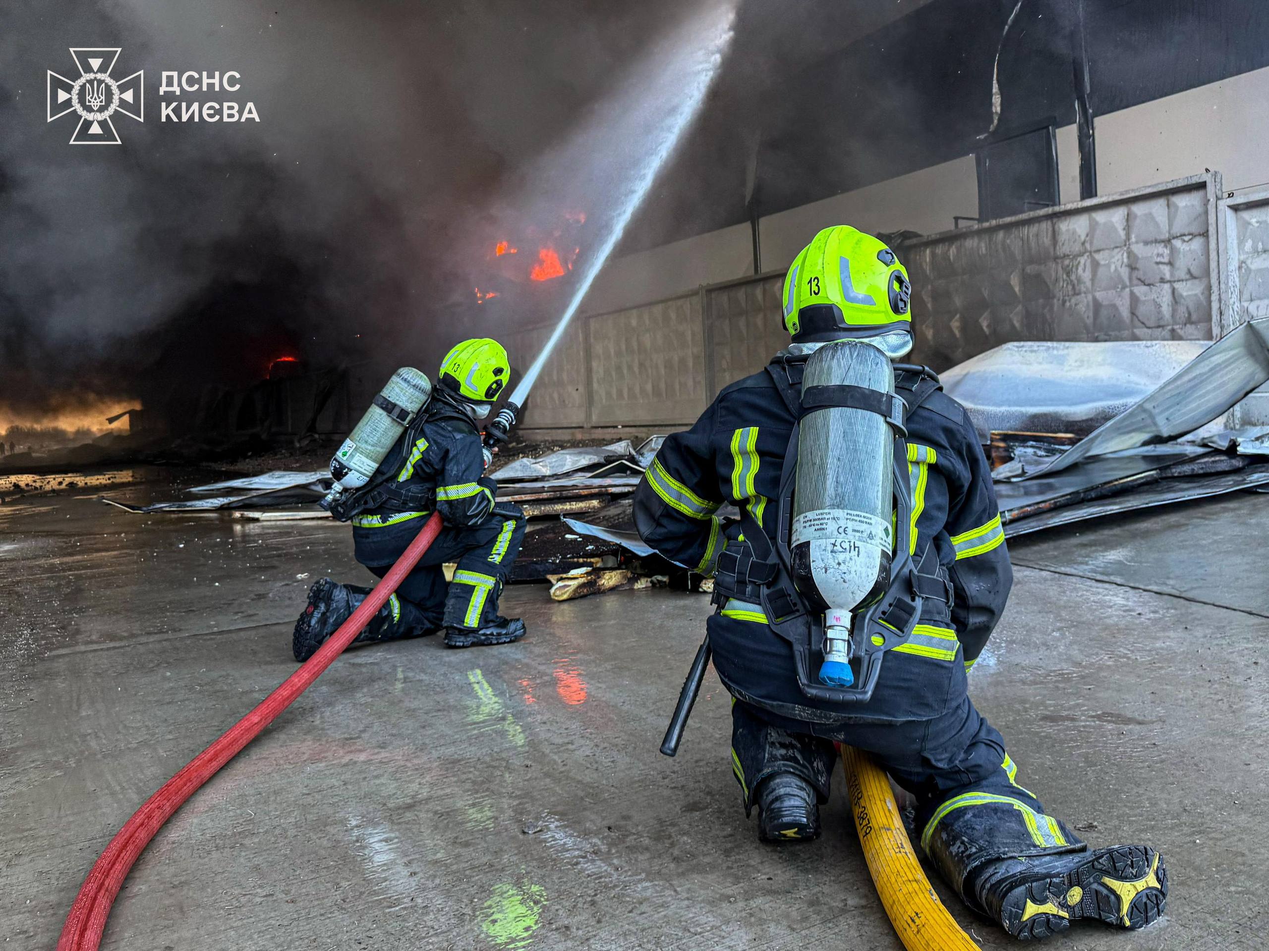 У Києві спалахнула масштабна пожежа (фото, відео) фото 3