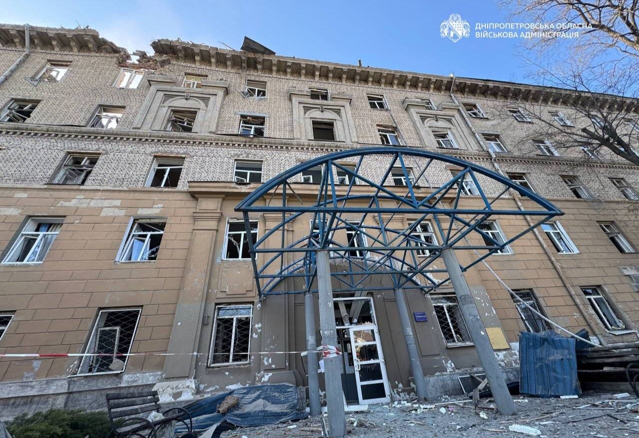 Росія вдарила по Дніпру ракетами, є загиблі та поранені фото 1