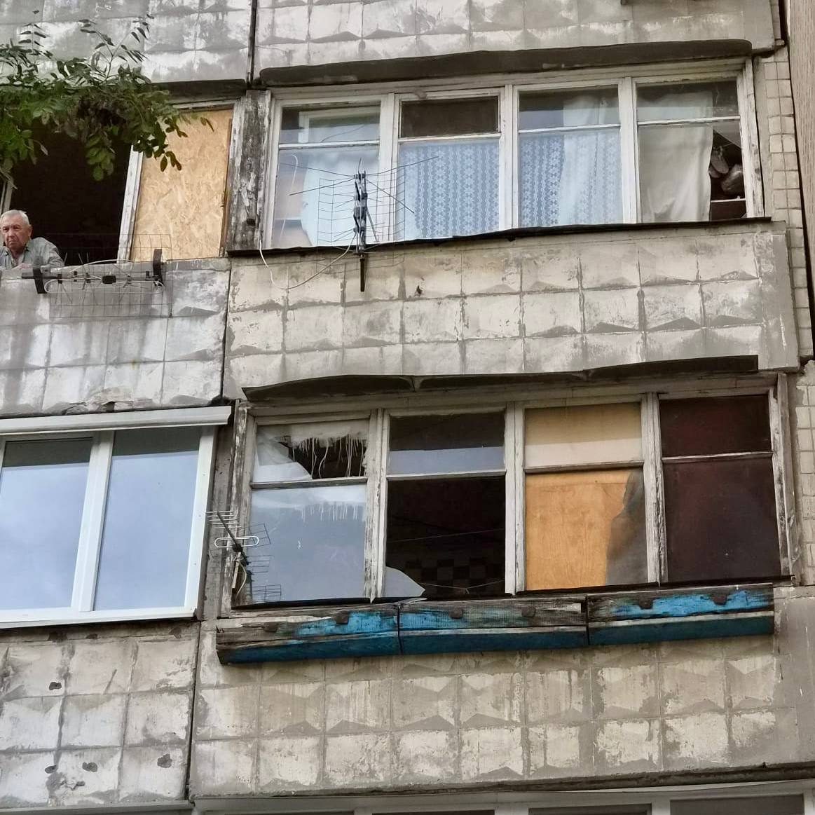 Вулиця завалена уламками бетону, склом тагіллям: Філатов розповів про наслідки атаки на Дніпро фото 1