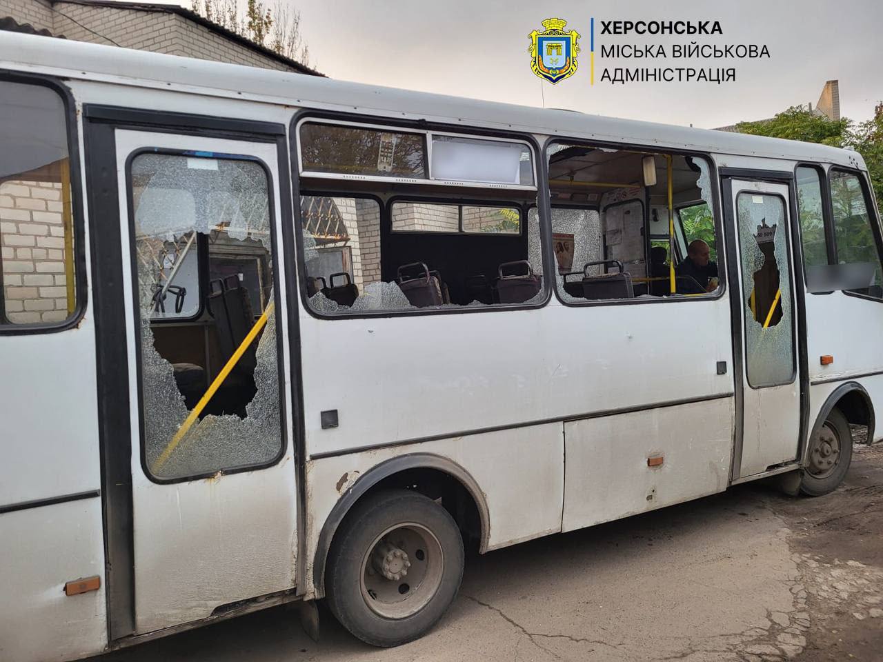У Херсоні росіяни атакували маршрутку, є загиблий фото 1