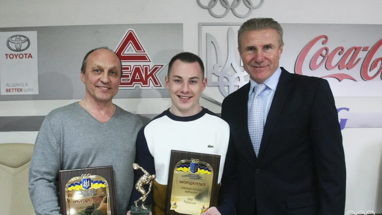 В'ячеслав Лаврухін (ліворуч) та його вихованець Ігор Радівілов (у центрі)<br />