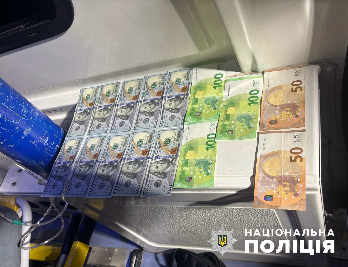 На Закарпатті троє чоловіків намагалися прорватися через кордон у кареті «швидкої» фото 1