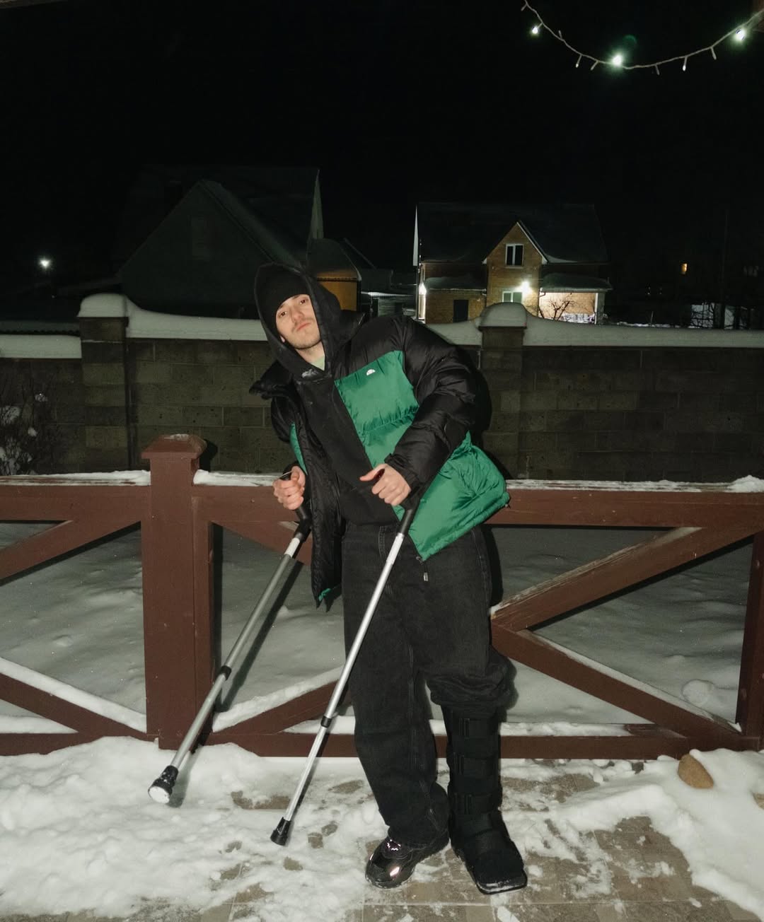 Відомий український співак переніс операцію та показався на милицях фото 1