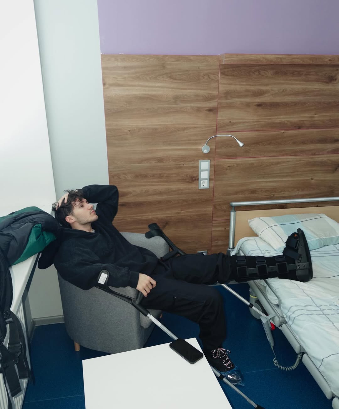 Відомий український співак переніс операцію та показався на милицях фото 2