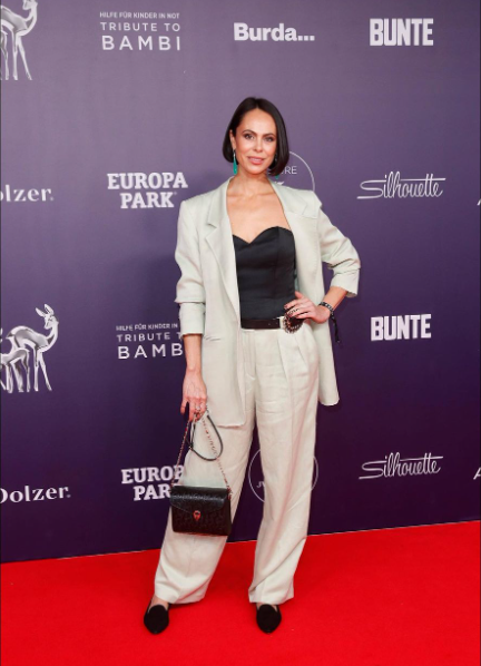 48-річна колишня дружина Віталія Кличка після розлучення змінила зачіску фото 2