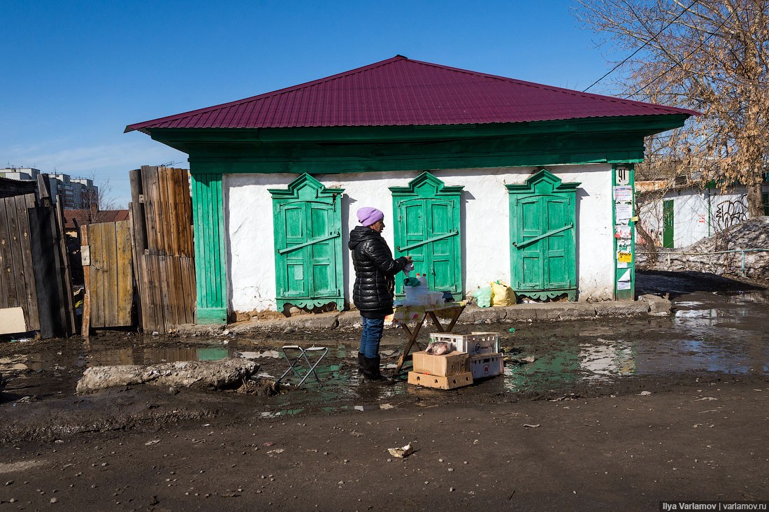 Росіянка торгує молочними продуктами, поставивши «прилавок» просто у калюжу