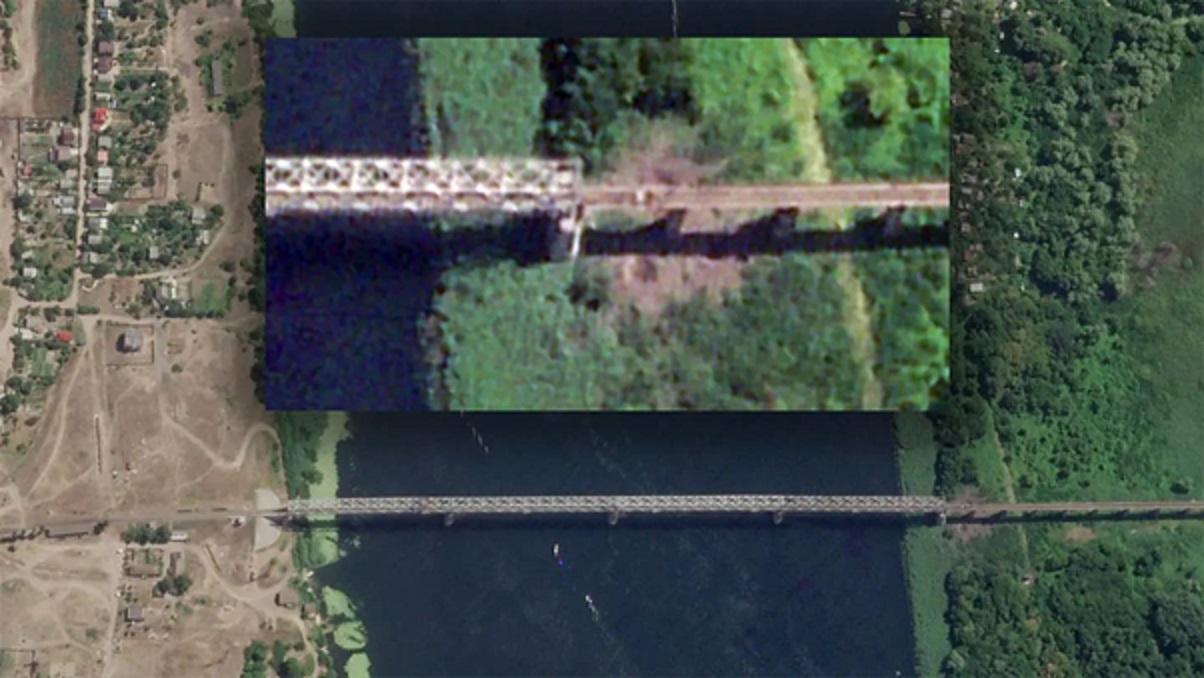 Залізничний міст, який вивела з ладу українська артилерія, вслід за Антонівським мостом