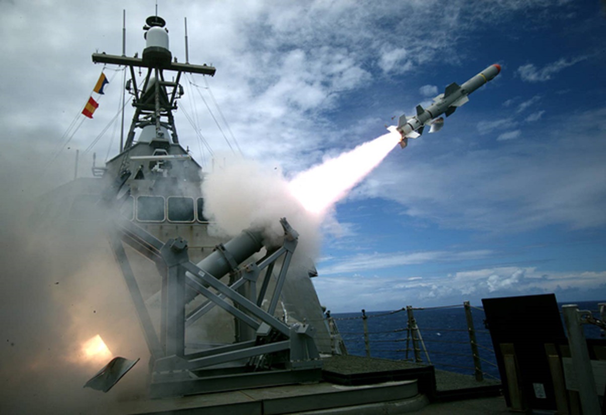 Бойовий корабель USS Coronado виконує першу загоризонтну ракетну атаку ракетою Harpoon Block 1C