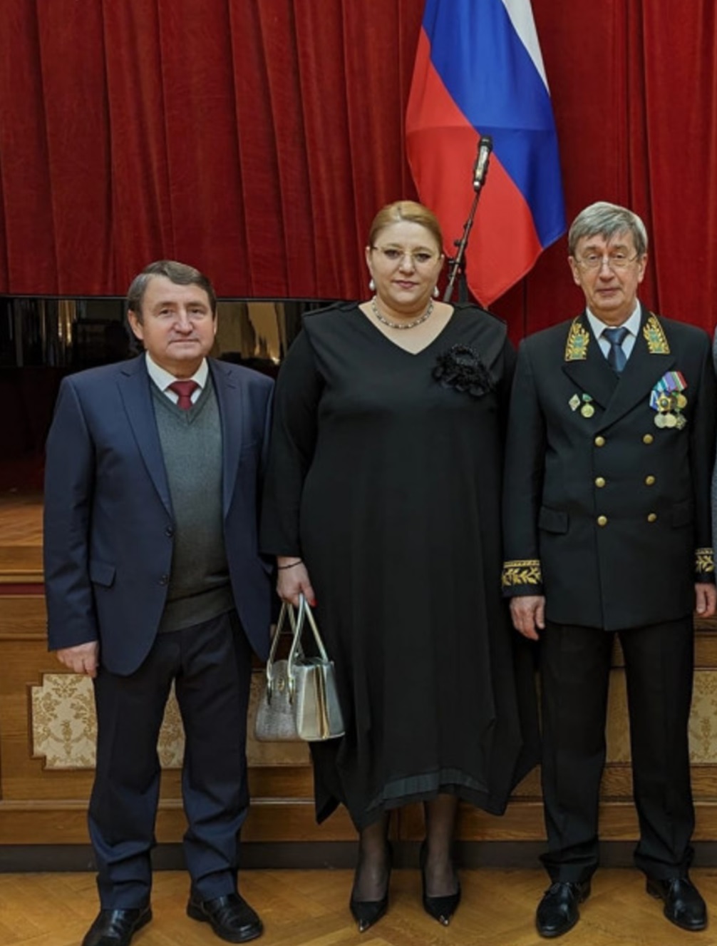 Діана Шошоака, поруч з нею у формі посол Росії в Румунії Валерій Кузьмін під час прийому до дня російського дипломата