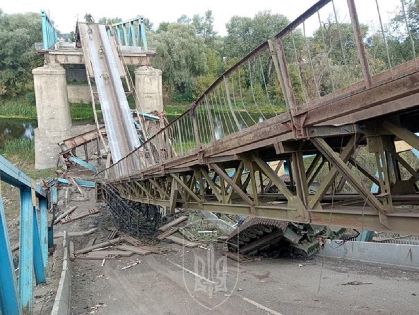 Один із мостів в Ізюмі підірваний окупантами