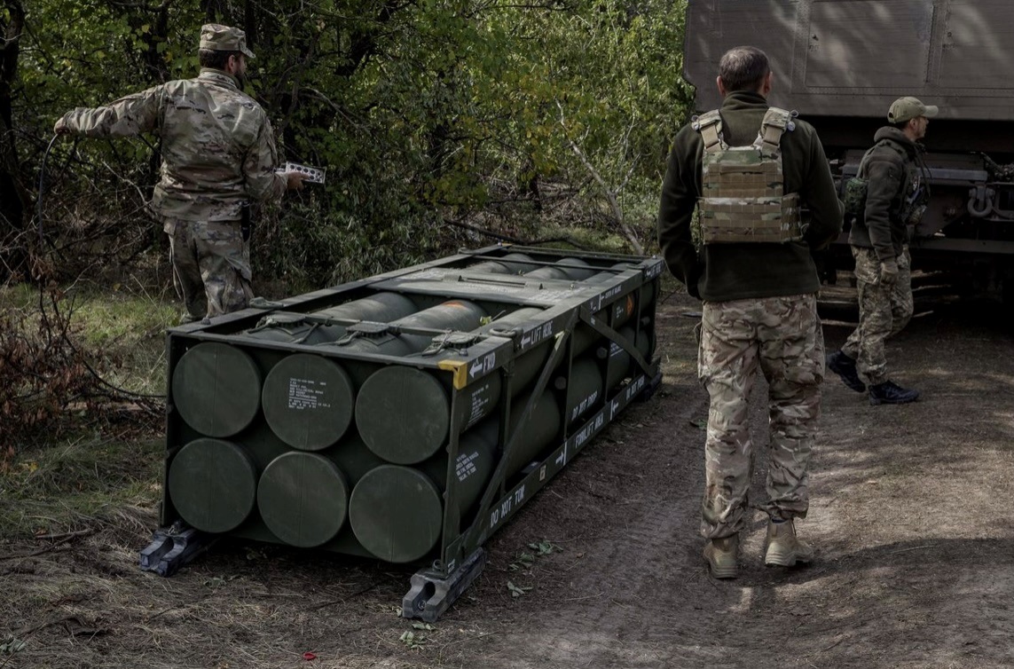 Українські військові готуються завантажувати боєприпаси на «Хаймарс»