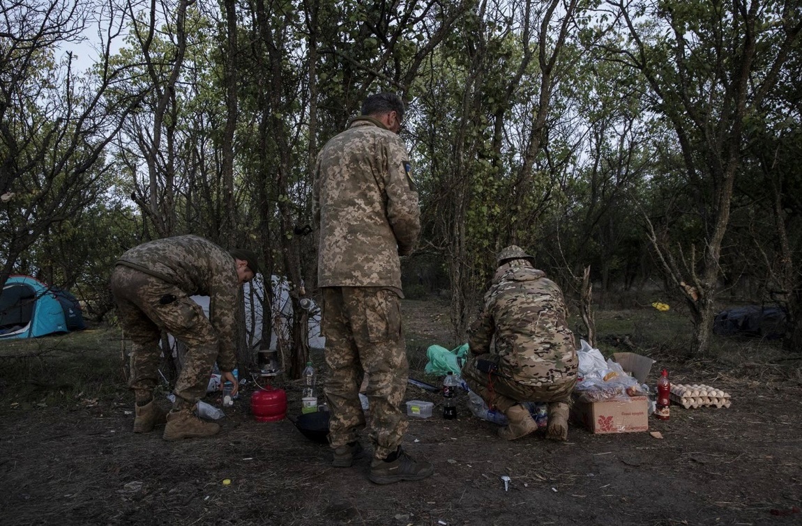 Солдати готують їжу та каву, чекаючи виклику, щоб подати нові ракети