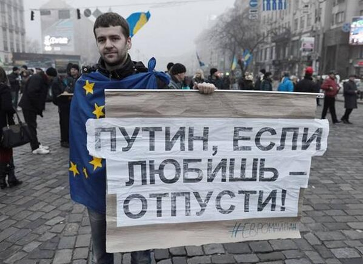 Мітингувальник з Євромайдану з плакатом: «Україна не повернеться. Путін, якщо любиш – відпусти!»