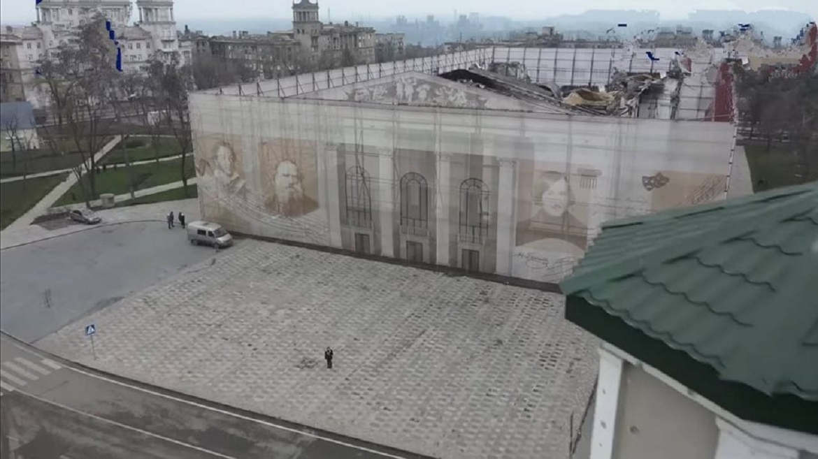 У Маріуполі, на фасаді зруйнованого театру, в якому росіяни пілоти двома вбили сотні невинних жінок та дітей, окупаційна влада повісила інсталяцію – Пушкіна, Толстого, Гоголя