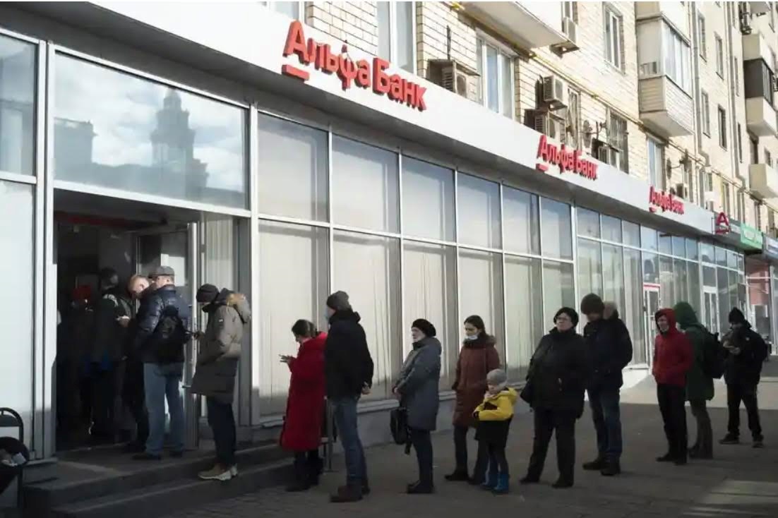 Люди стоять у черзі, щоб зняти гроші в банкоматі у Москві 27 лютого 2022 року