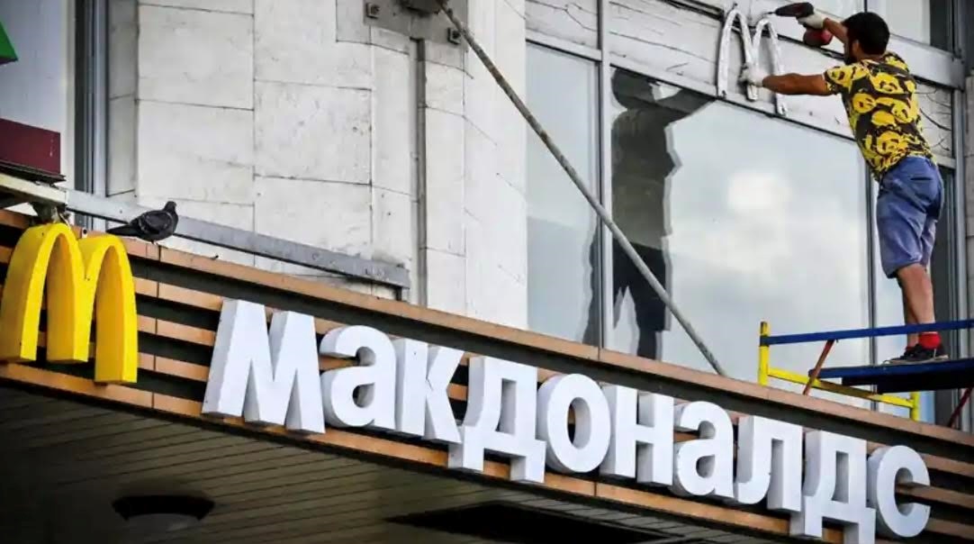 Працівник знімає логотип McDonald's з ресторану в Москві в червні 2022 року