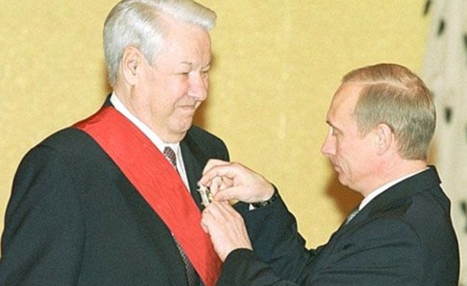 Єльцину – 70. Путін нагороджує попередника медаллю «За заслуги перед Отечеством»