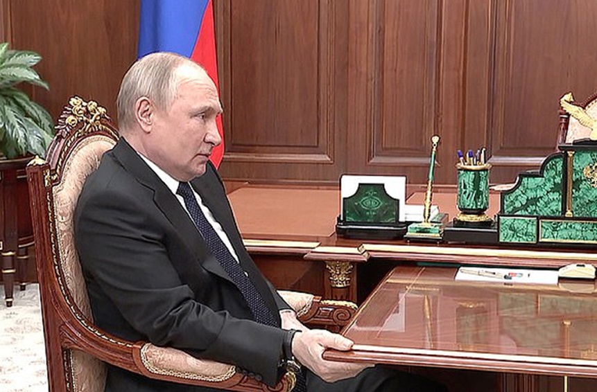 Кадр із зустрічі Путіна з Шойгу. Путін чомусь схопився за стіл і не відпускає його