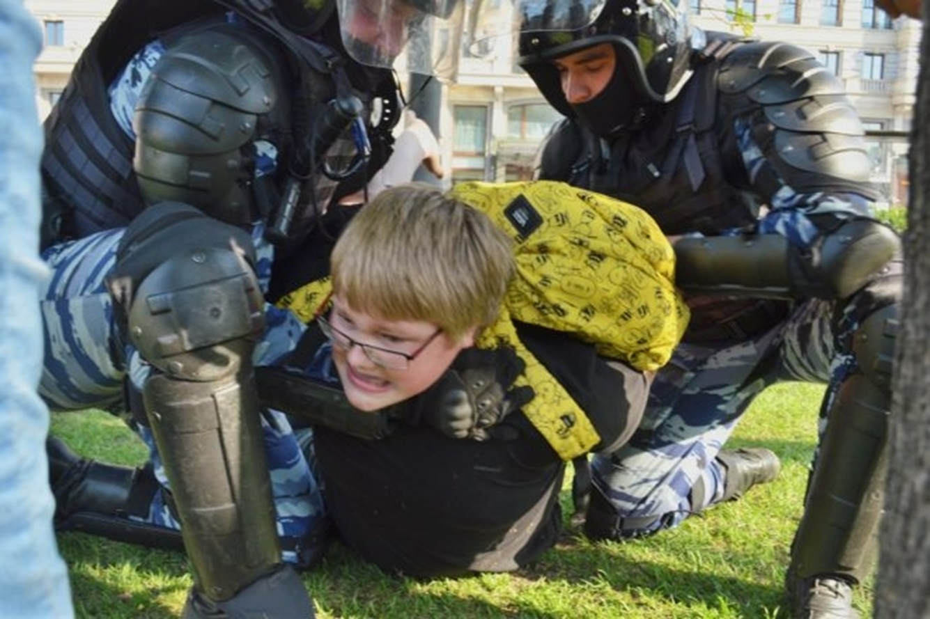 Brutalités policières lors de rassemblements en Fédération de Russie, détention de femmes ou d'enfants