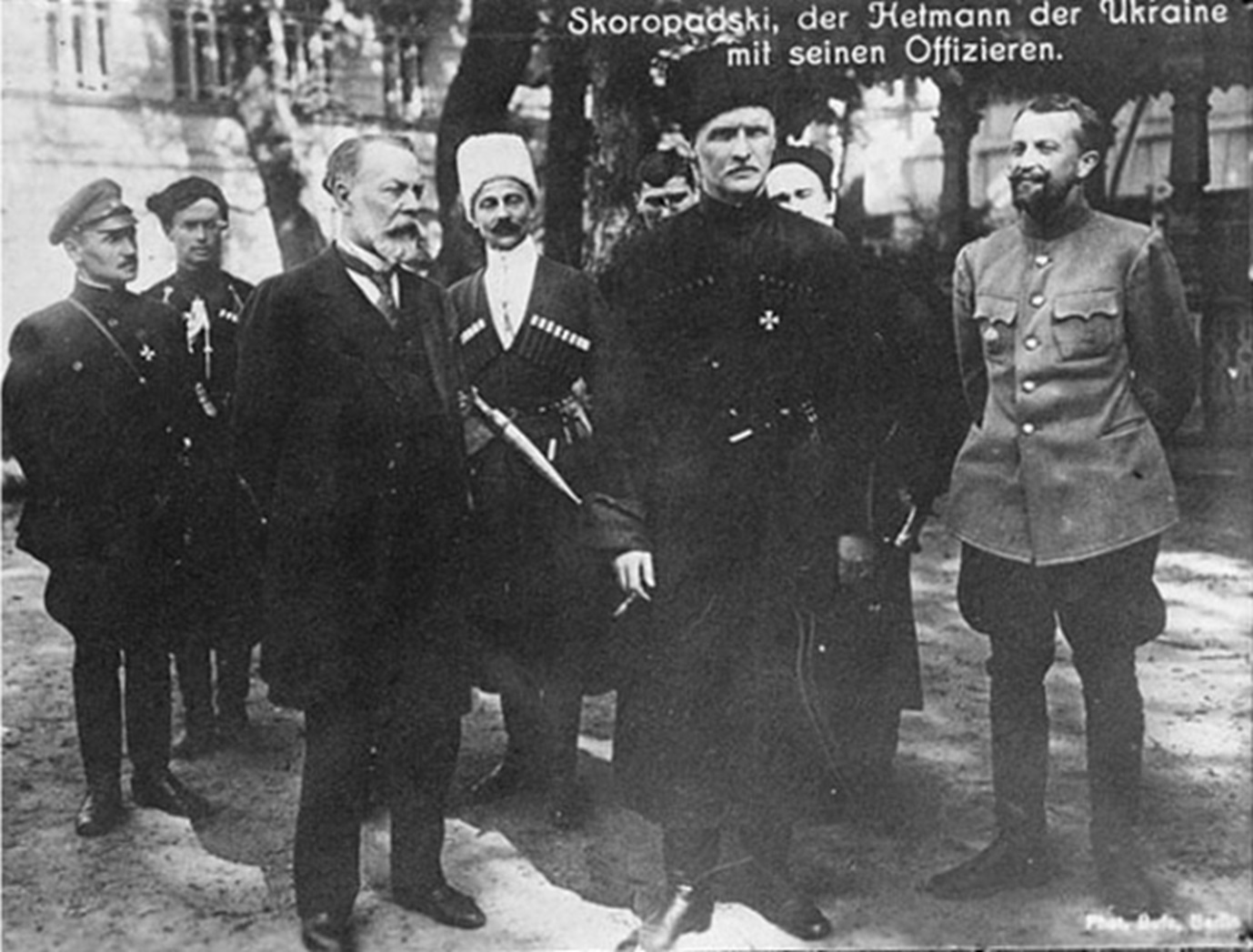 У першому ряду – голова Ради міністрів Української держави Федір Лизогуб і гетьман Павло Скоропадський. Київ, жовтень 1918 року