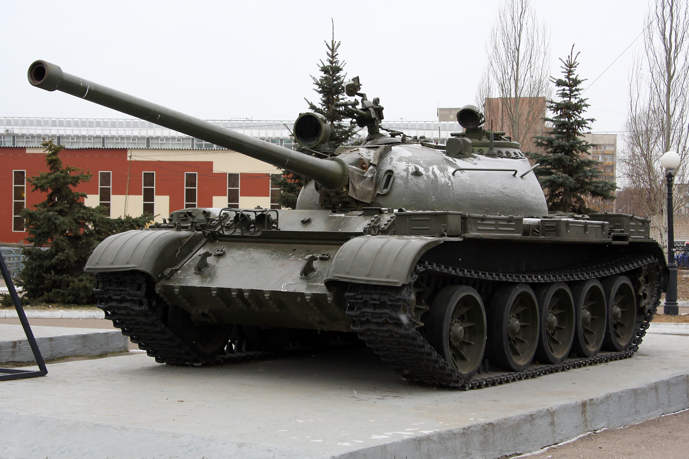 Росія розпаковує свій совєтський запас: на полі бою з'являються танки Т-64 і навіть Т-55