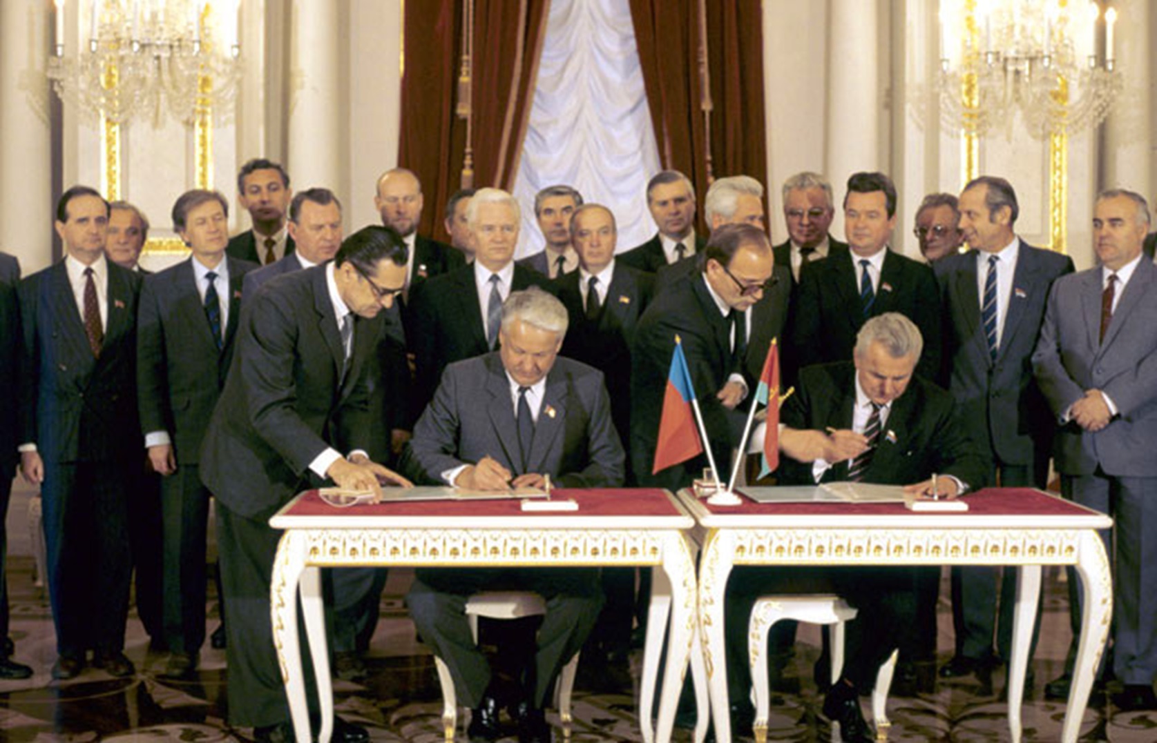 10 стран подписывали договор. Соглашение в Беловежской пуще в 1991. Беловежская пуща 1991 СНГ. Беловежская пуща распад СССР.