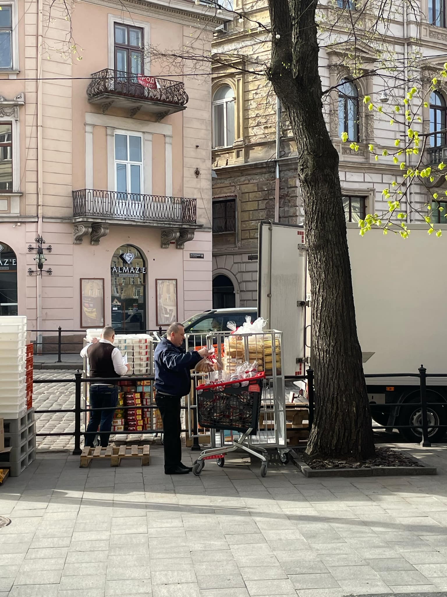 «Паски від Порошенка» б'ють рекорди. Товар розмели у перші хвилини роботи магазинів «Рошен» фото 4