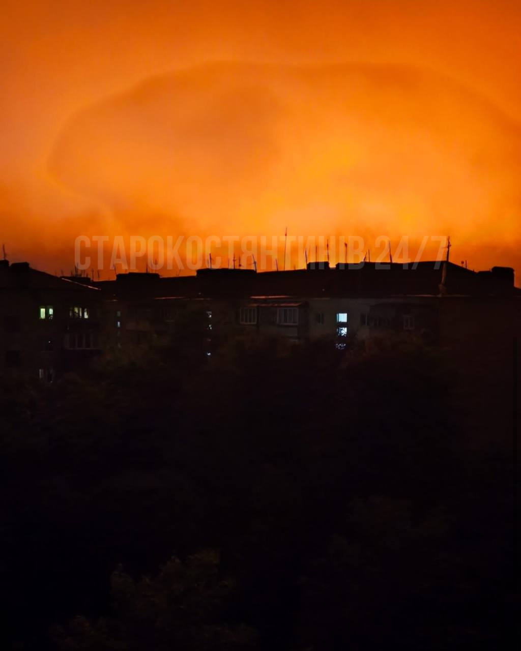 Небо палало: з’явились фото нічної атаки на Старокостянтинів фото 3