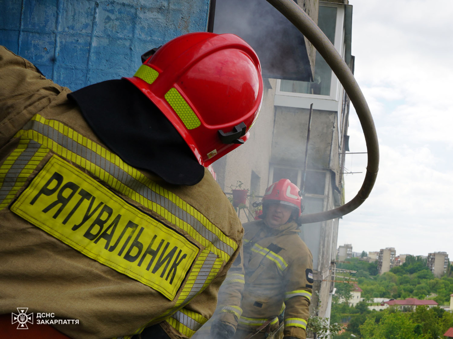 В Ужгороді жінка викинула палаючу ковдру сусідам на балкон фото 2