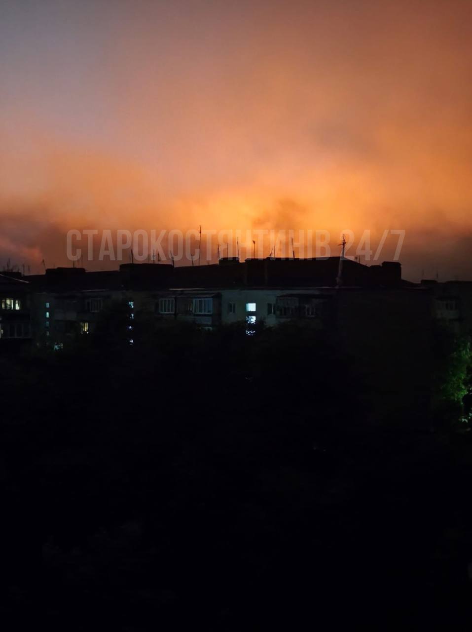 Небо палало: з’явились фото нічної атаки на Старокостянтинів фото 2
