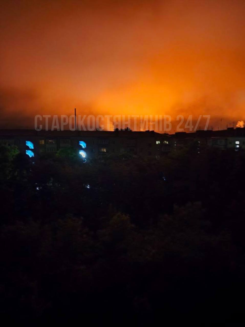 Небо палало: з’явились фото нічної атаки на Старокостянтинів фото 1