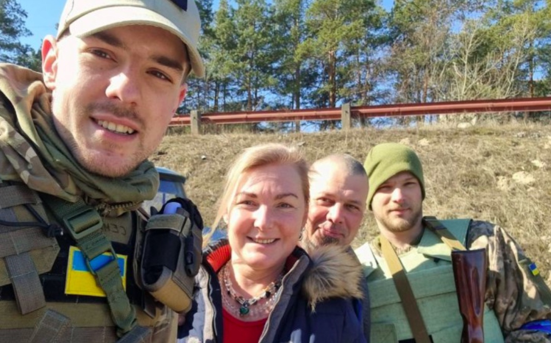 Брати Ратушні, їхній батько Тарас та мати Світлана Поваляєва