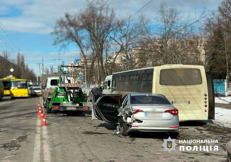 Київ: Hyundai врізався в маршрутку, у крові водія виявлено високий рівень алкоголю фото 1
