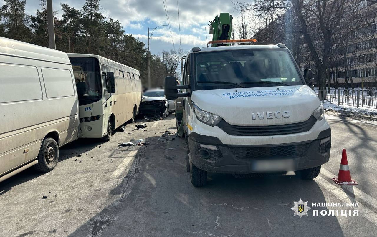 Київ: Hyundai врізався в маршрутку, у крові водія виявлено високий рівень алкоголю фото 2
