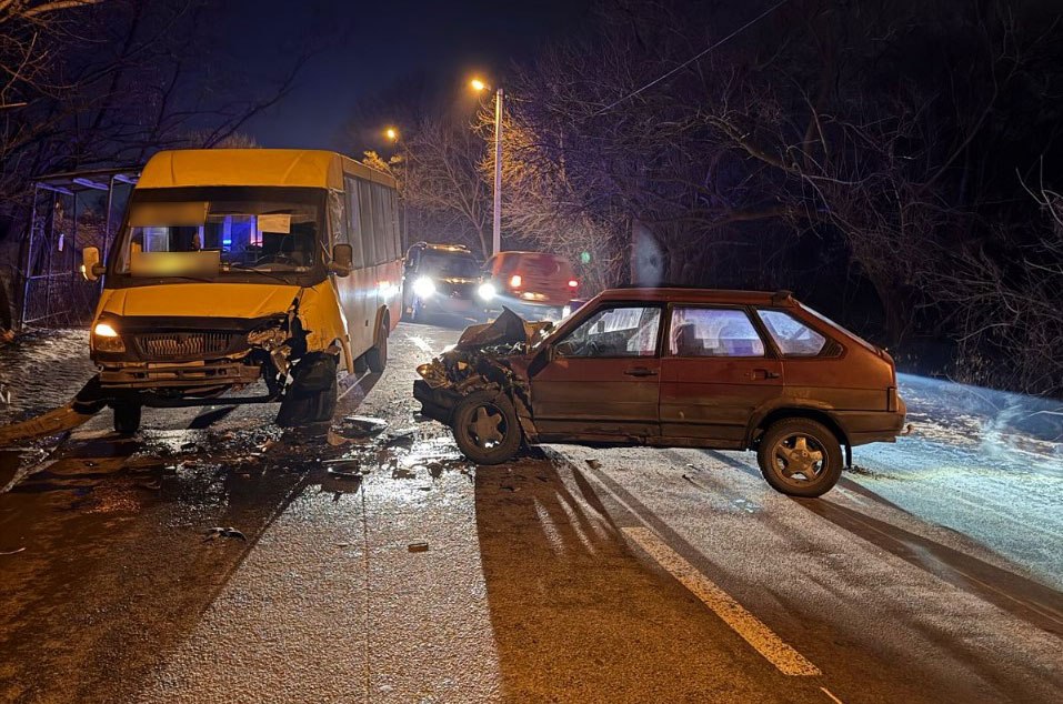 У Полтаві маршрутка потрапила в аварію: серед постраждалих діти фото 1