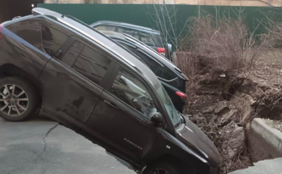 У центрі Києва під асфальт провалились машини (фото) фото 1