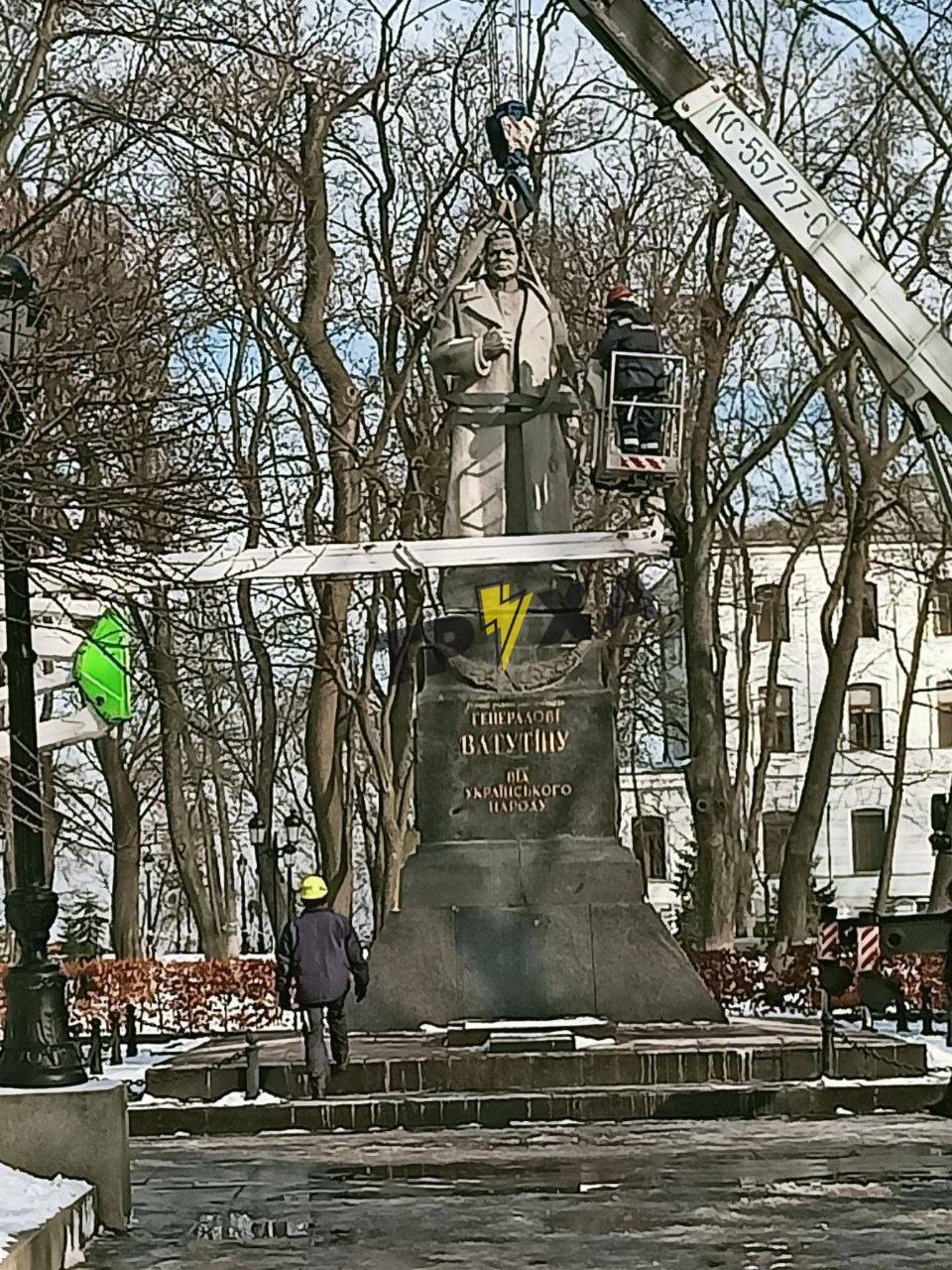 Kyiv se débarrassera d'un autre monument à un dirigeant soviétique.  Le démontage a commencé (photo) photo 1