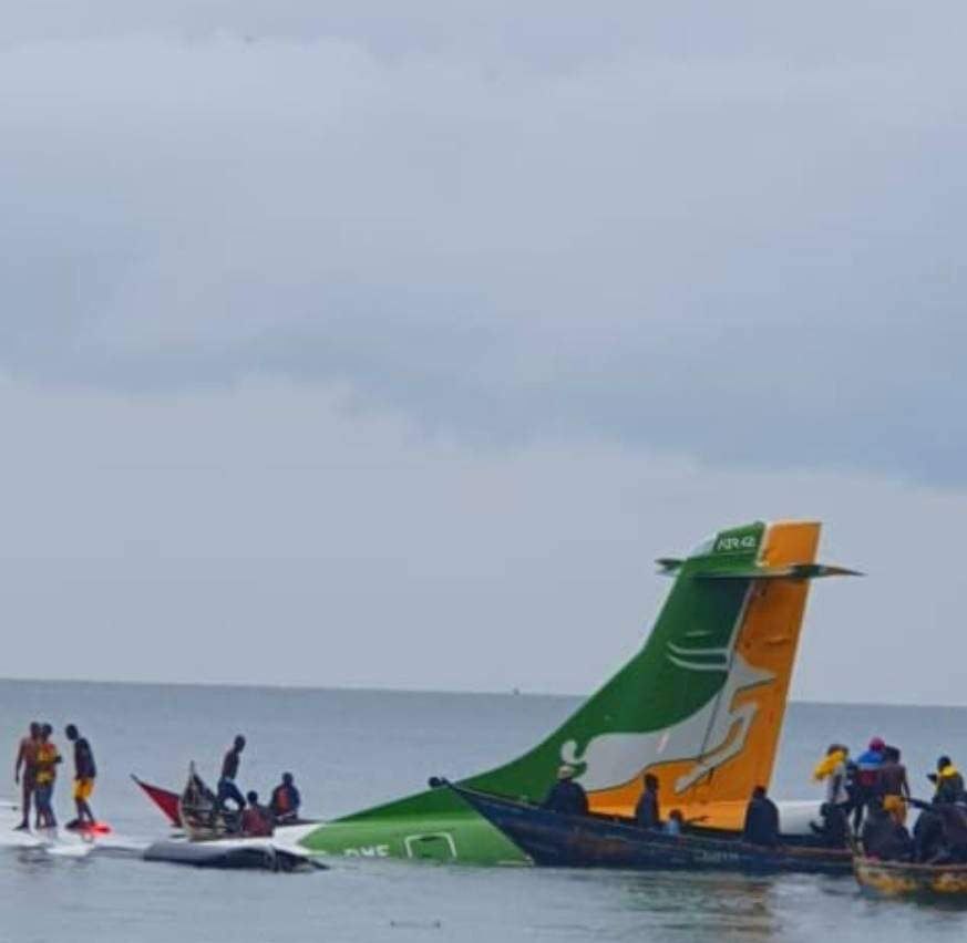 У Танзанії пасажирський літак впав в озеро: на борту було пів сотні людей (фото, відео) фото 1