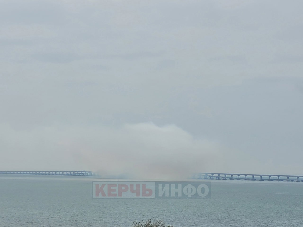 Les autorités d'occupation ont fermé le pont de Crimée, de la fumée est visible au-dessus du passage à niveau (photo, ) photo 2