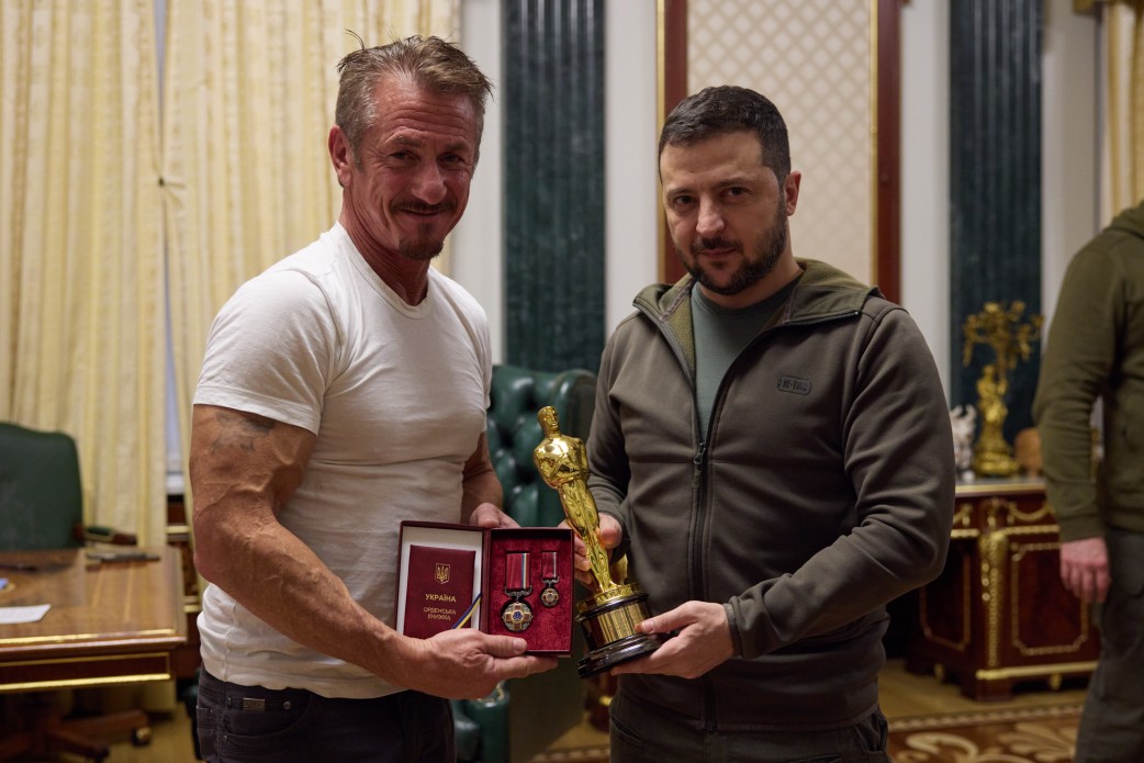 Американський митець привіз свою статуетку «Оскар» і передав її Володимиру Зеленському