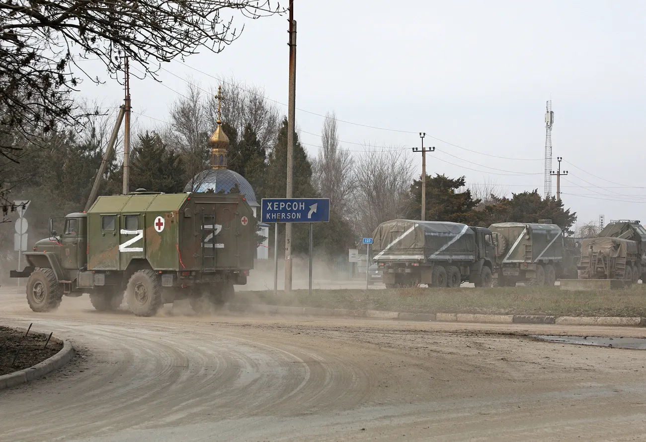 Машини російських військових, помічені знаком Z, у місті Армянськ у Криму