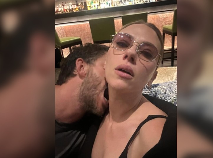 Акторку Йоханссон засудили за фото з Бейлі, який кусає її у шию