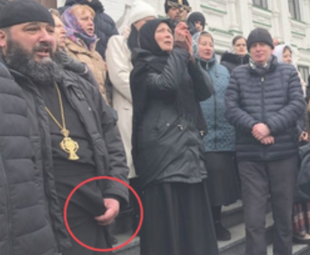 Фото московських батюшок у Лаврі шокувало мережі (фото) фото 2