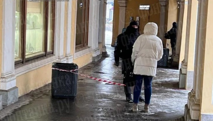 A Saint-Pétersbourg, un inconnu a tiré sur un policier anti-émeute photo 2